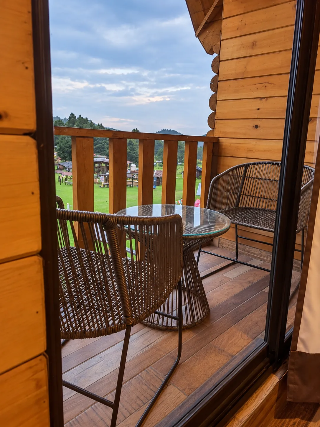 Balcón de madera con vista al campo