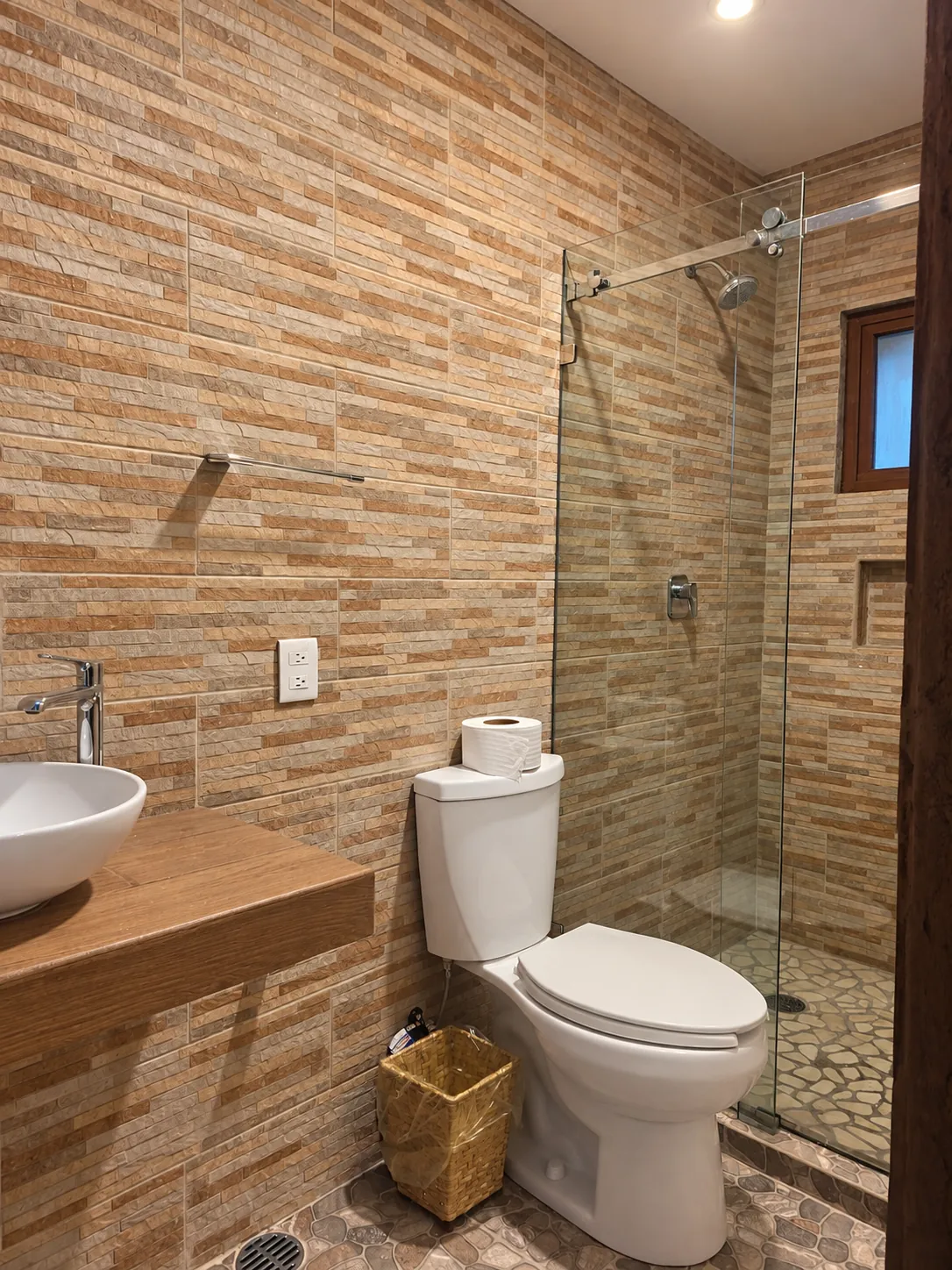 Baño rústico con ducha y acabados de piedra