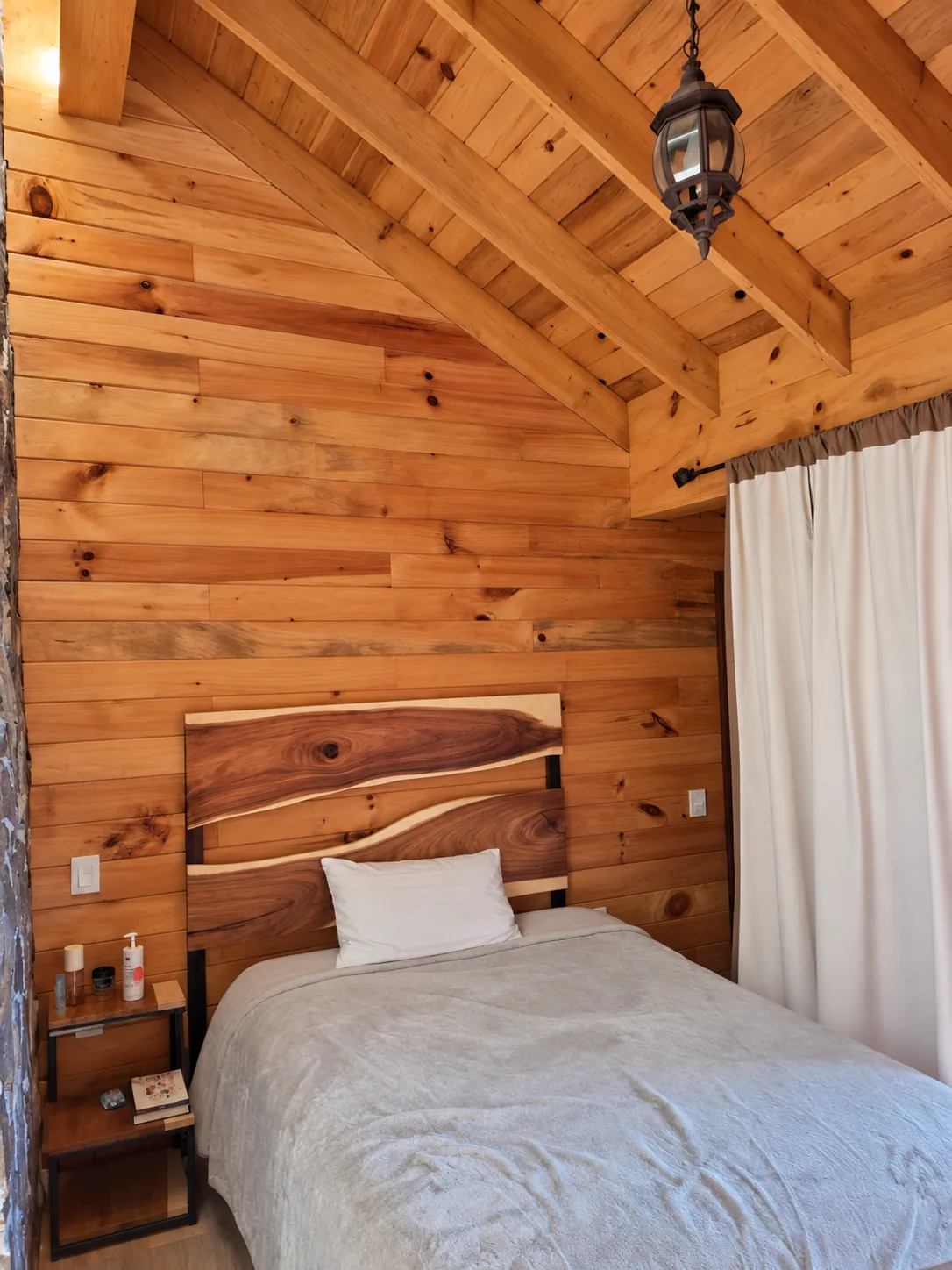 Espacio de descanso con paredes de madera