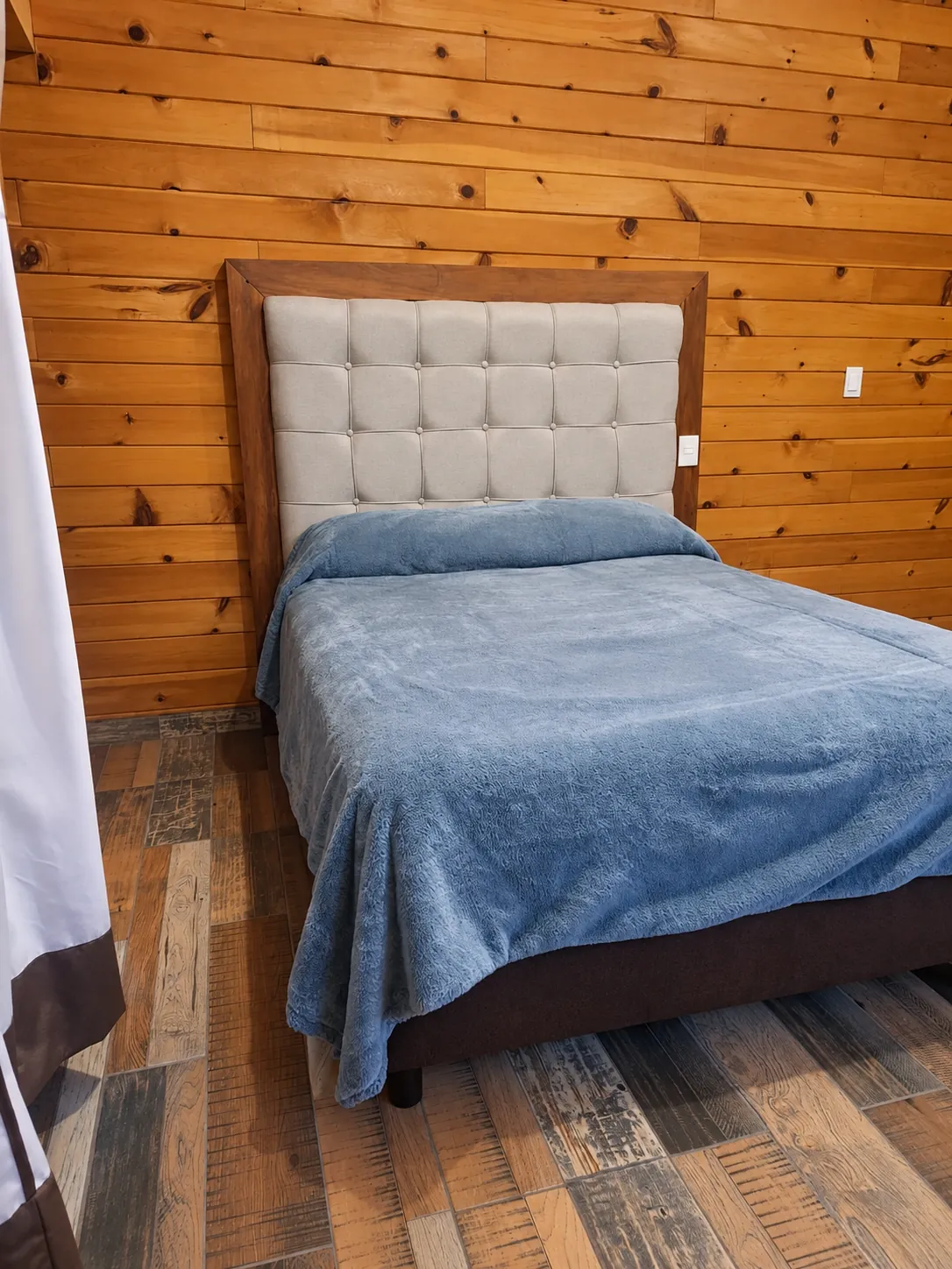Dormitorio cálido con acabados de madera natural