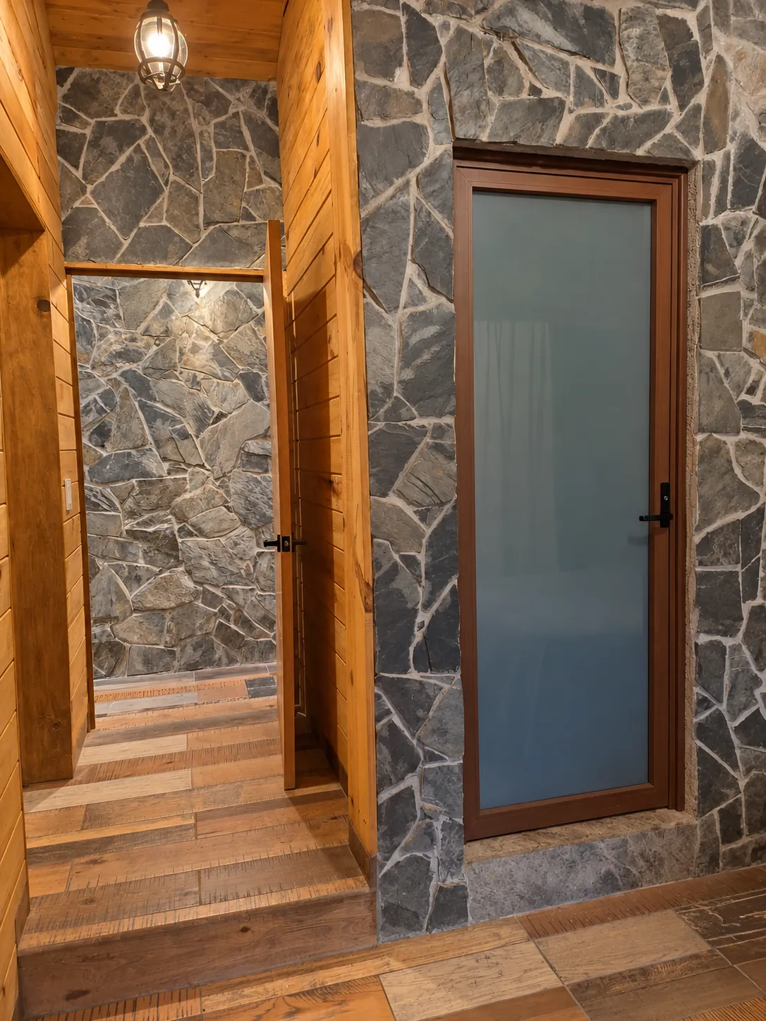 Interior con detalles de piedra y madera