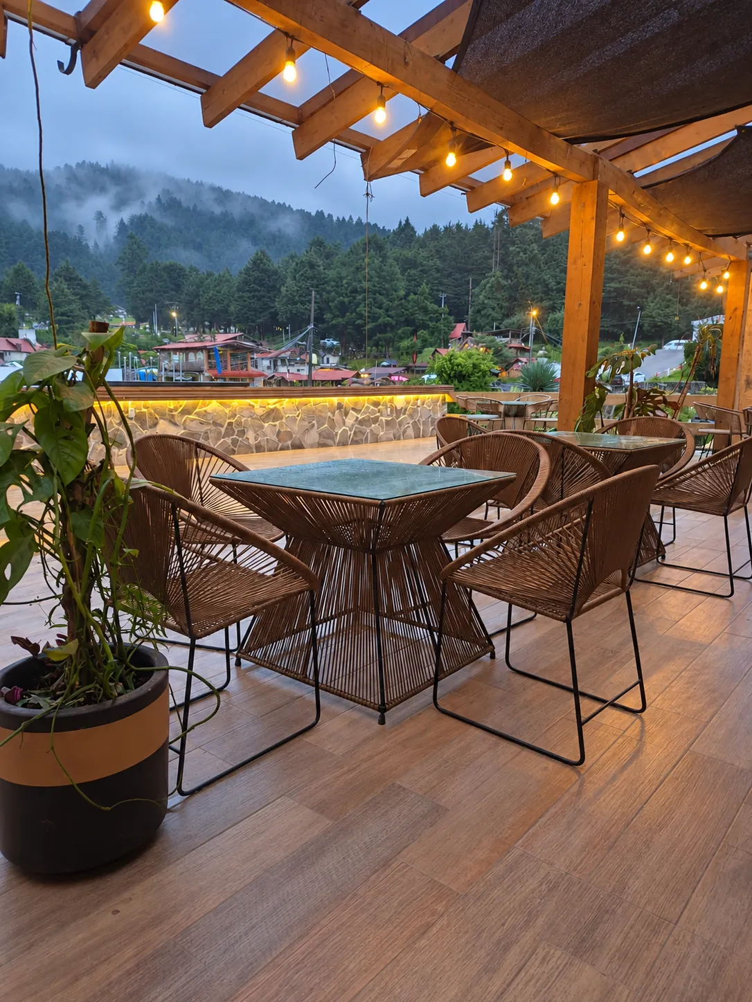 Terraza iluminada con vista a las montañas de La Marquesa